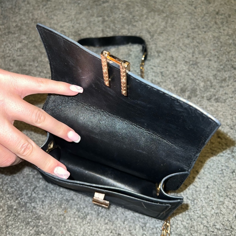 Black & Gold Geometric Purse - Picture 10 of 12